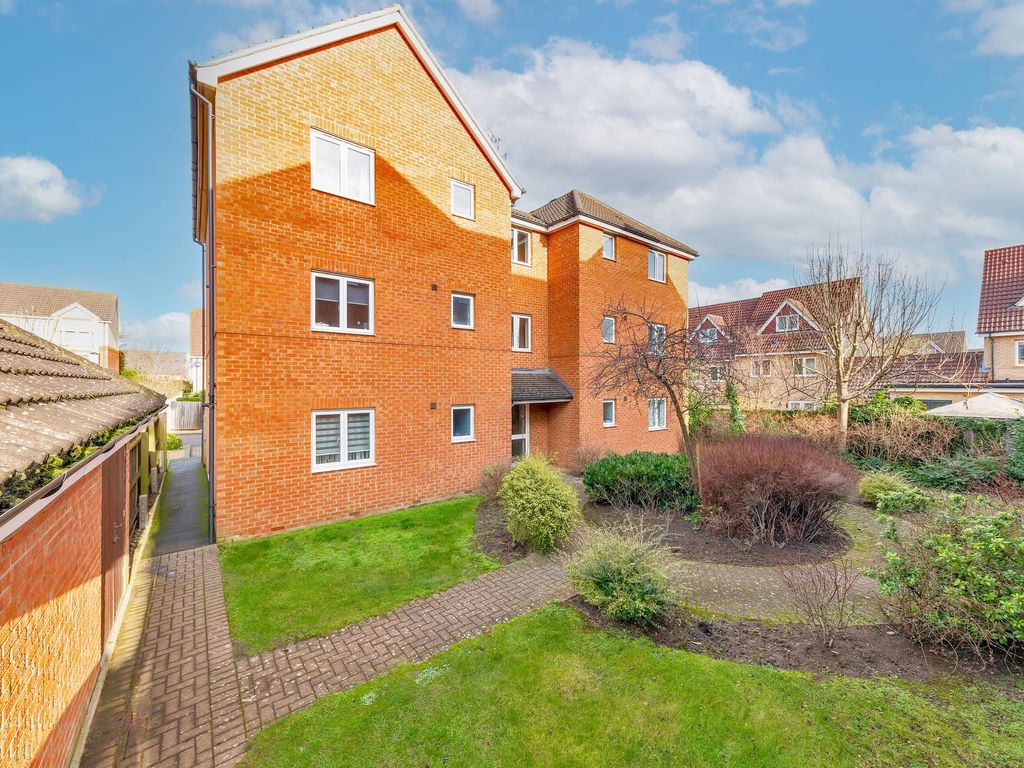 1 bed flat for sale in Barnack Grove, Royston SG8, £185,000