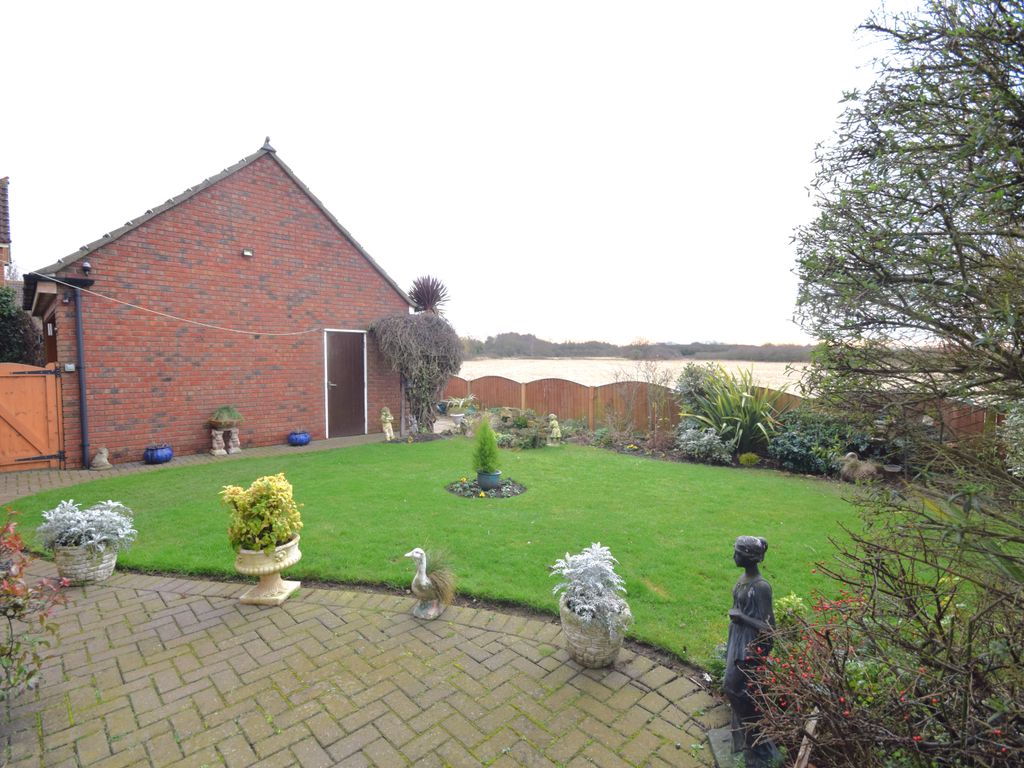 4 bed detached house for sale in Riverside Gardens, Auckley, Doncaster DN9, £485,000