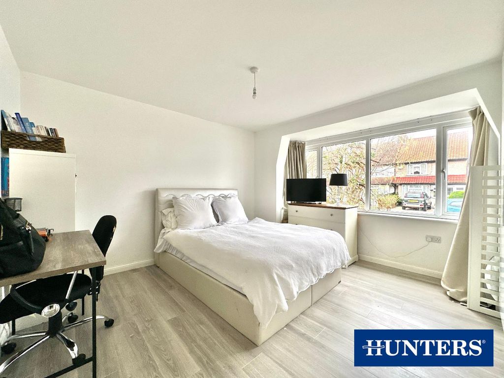 2 bed detached bungalow to rent in Brinkley Road, Worcester Park KT4, £2,500 pcm