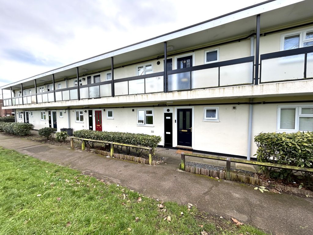 1 bed flat for sale in Newhall Court, Waltham Abbey EN9, £220,000