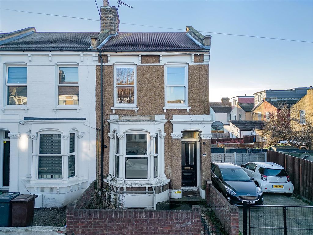 3 bed flat for sale in Alexandra Road, London E10, £425,000