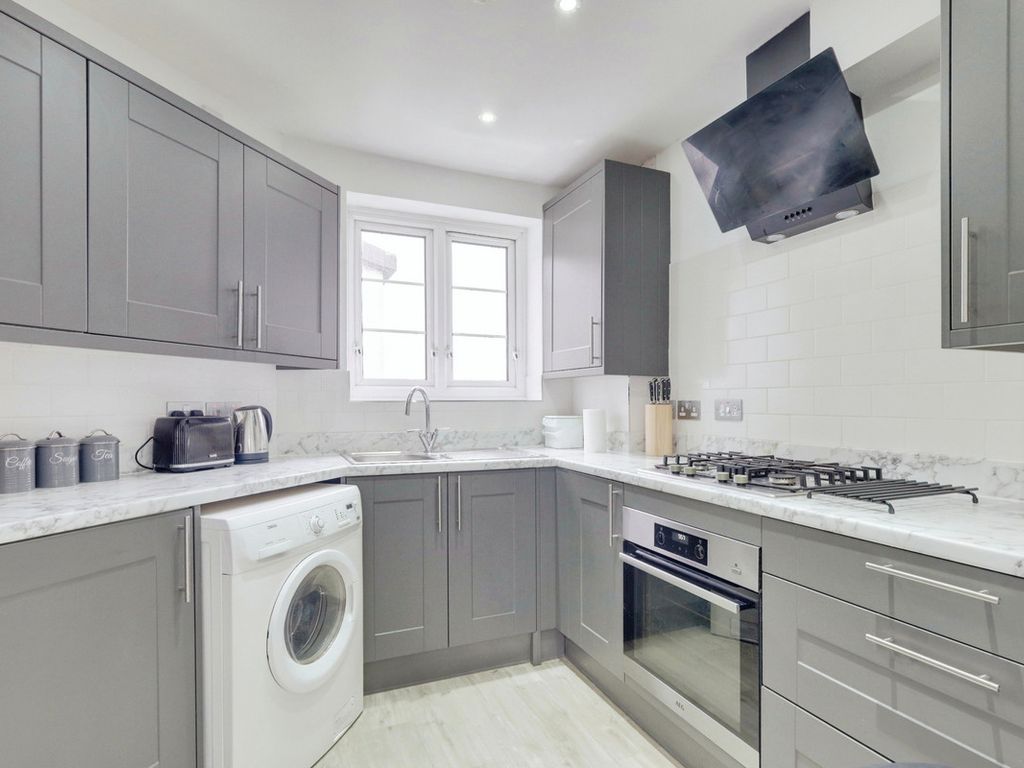 1 bed flat for sale in London Road, Leigh-On-Sea SS9, £220,000