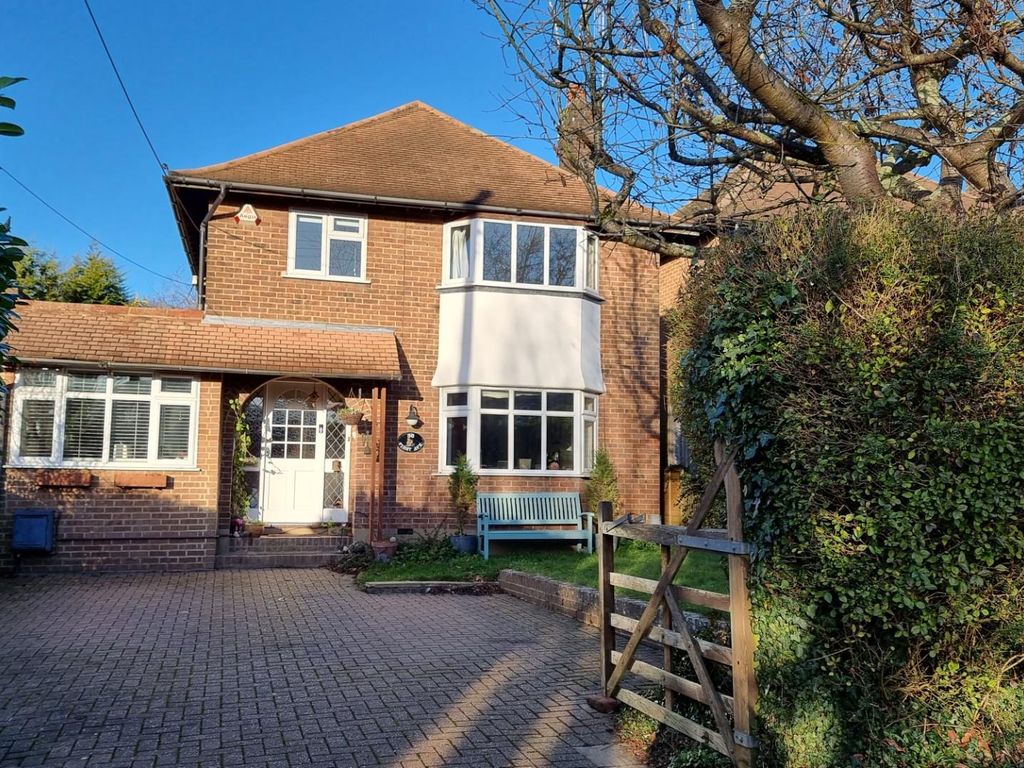 4 bed detached house for sale in First Avenue, Amersham, Buckinghamshire HP7, £985,000
