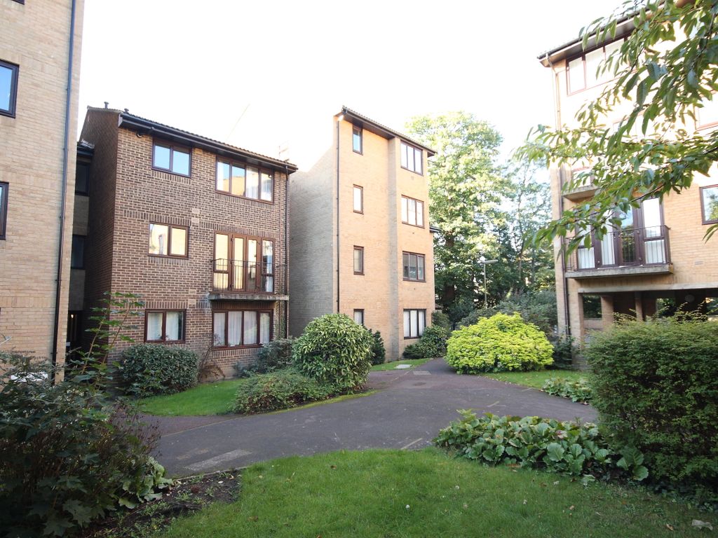 1 bed flat to rent in The Rowans, Woking GU22, £850 pcm