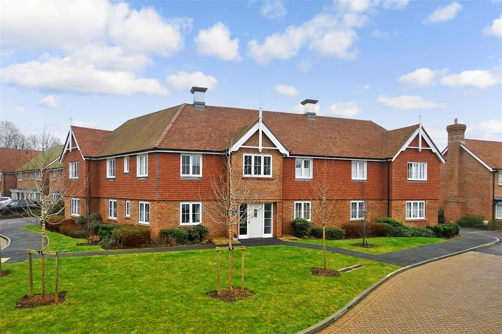 2 bed flat for sale in Sycamore Road, Cranleigh, Surrey GU6, £79,750