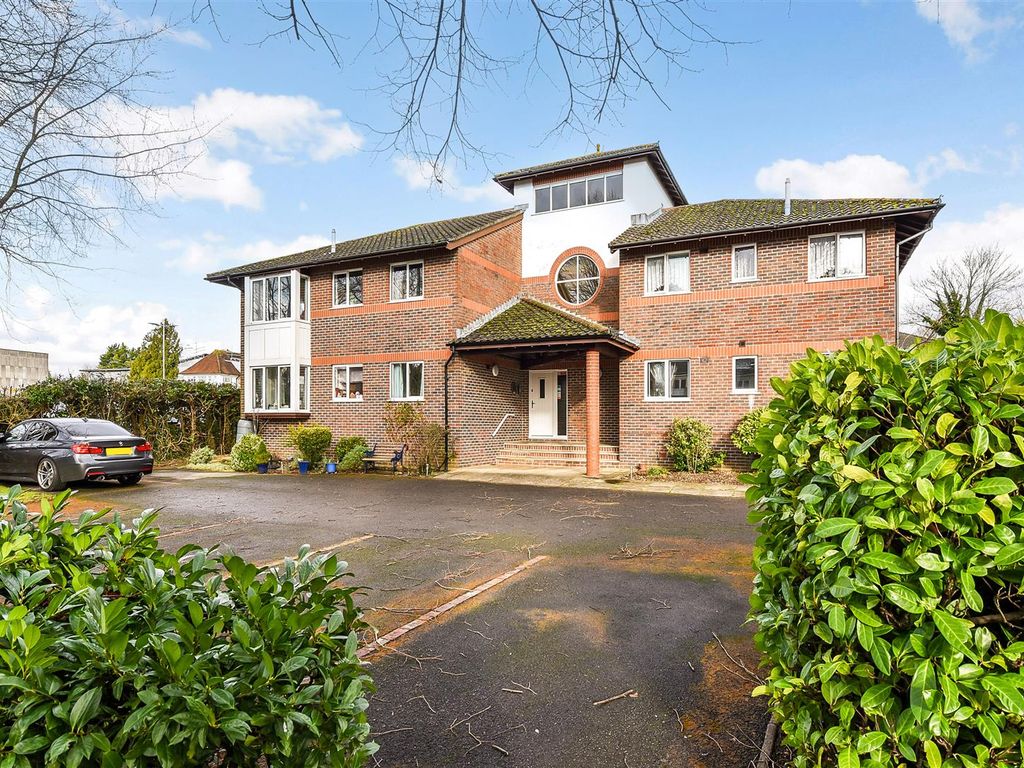 2 bed flat for sale in Charlton Road, Andover SP10, £185,000