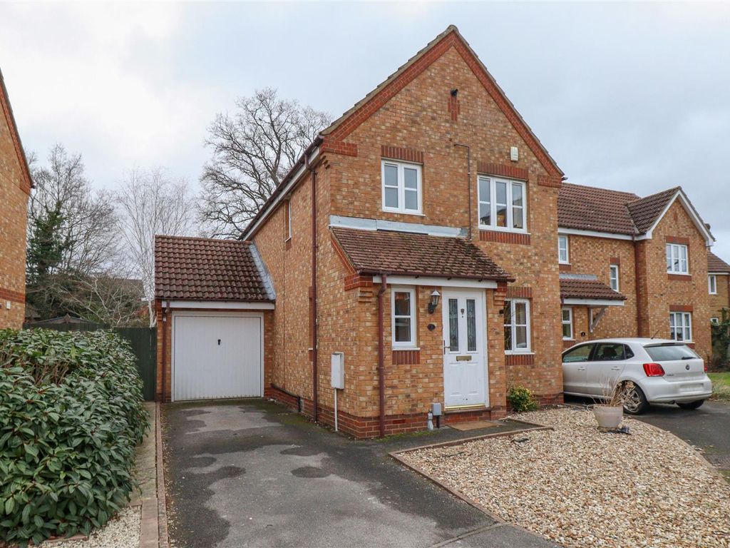 3 bed detached house for sale in Raygnoldes, Church Crookham, Fleet GU52, £475,000