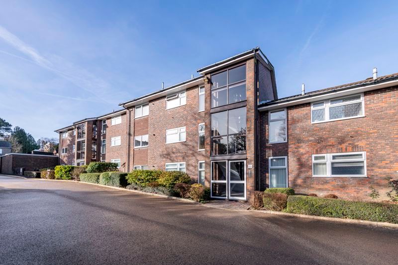 2 bed flat for sale in Beacon Road, Crowborough TN6, £285,000