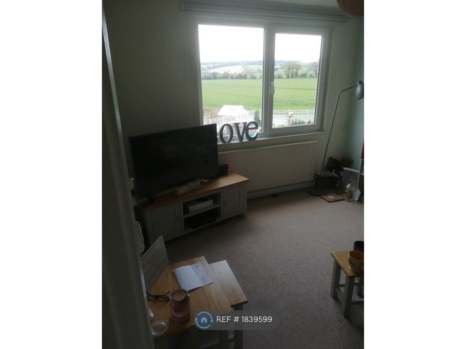 Room to rent in Stour Close, Canterbury CT4, £800 pcm
