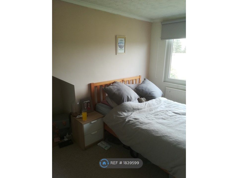 Room to rent in Stour Close, Canterbury CT4, £800 pcm