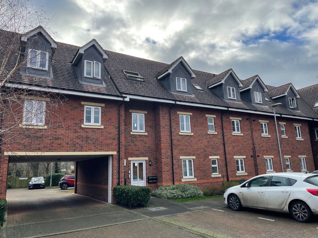2 bed flat for sale in Green Farm Road, Newport Pagnell MK16, £215,000
