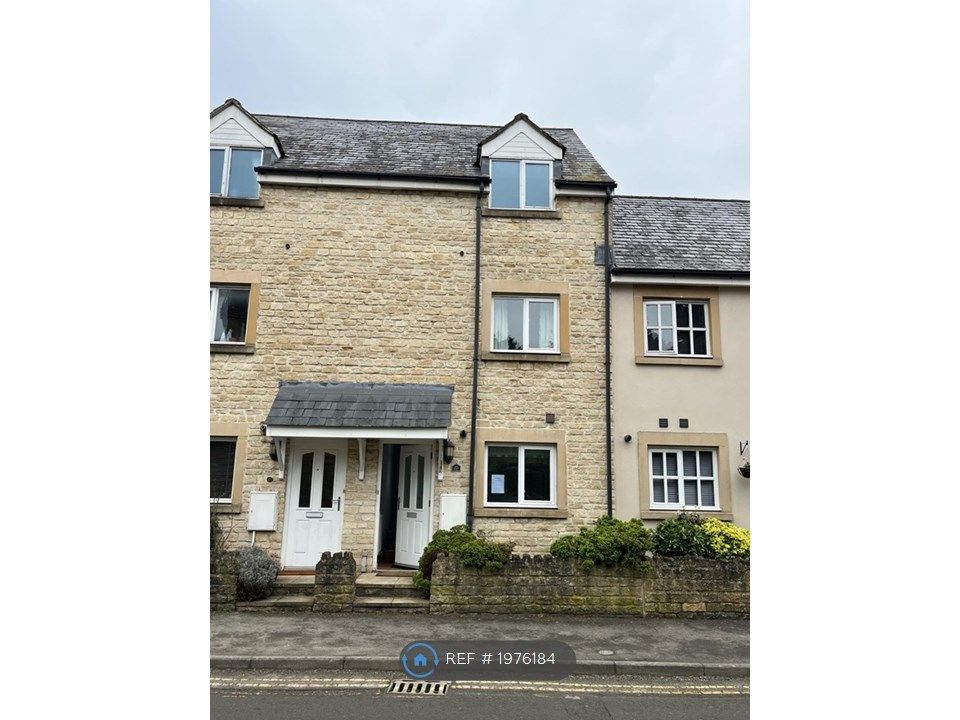 3 bed terraced house to rent in Athelstan Court, Malmesbury SN16, £1,200 pcm
