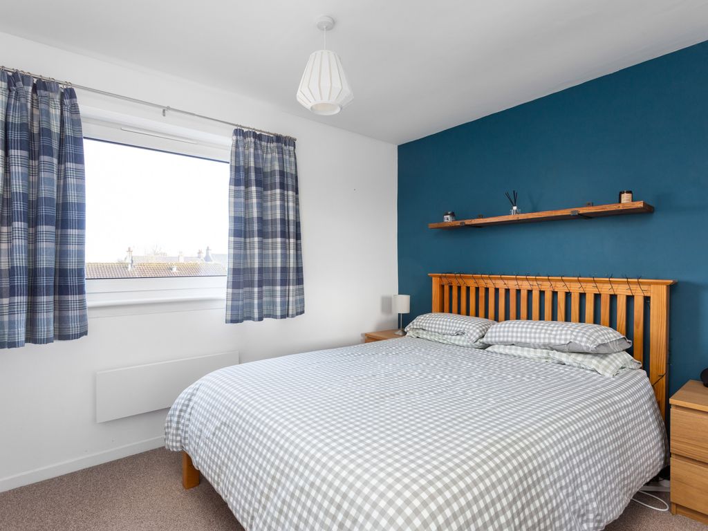 2 bed flat for sale in 14/5 Juniper Place, Juniper Green EH14, £190,000