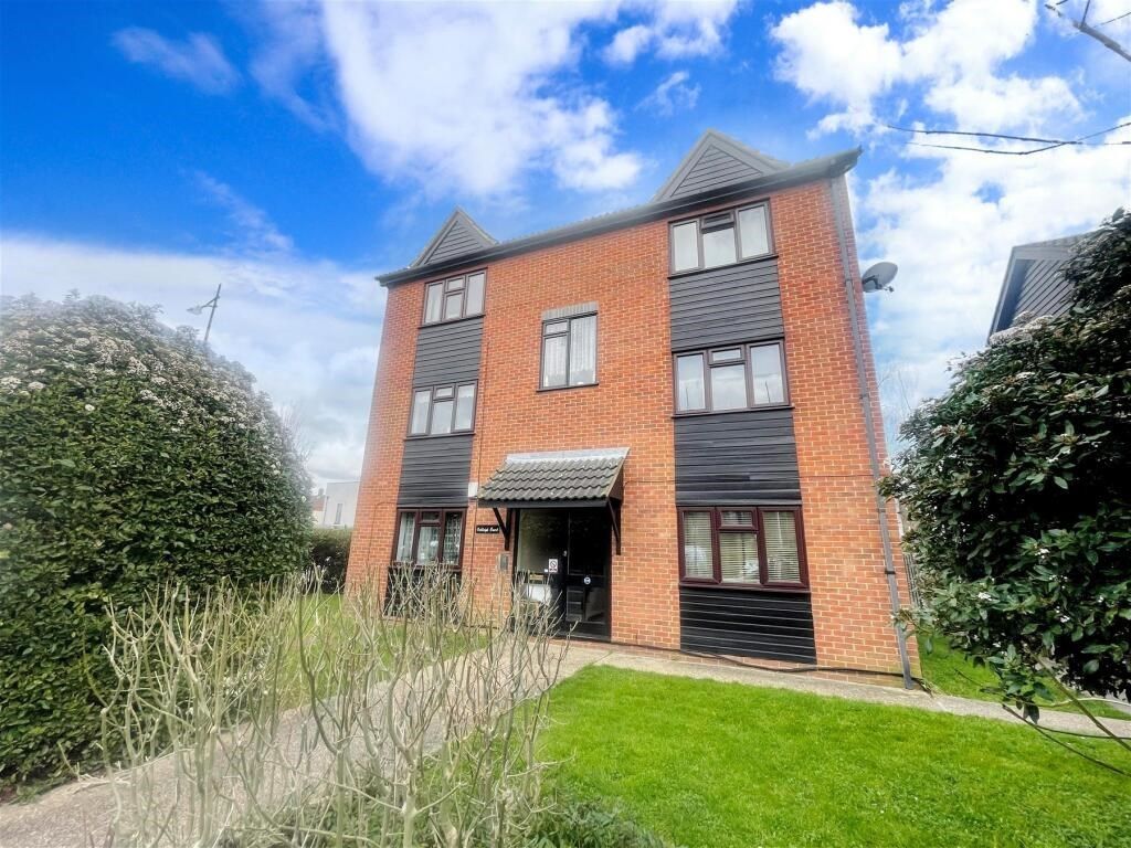 1 bed flat for sale in Covert Road, Ilford IG6, £169,000