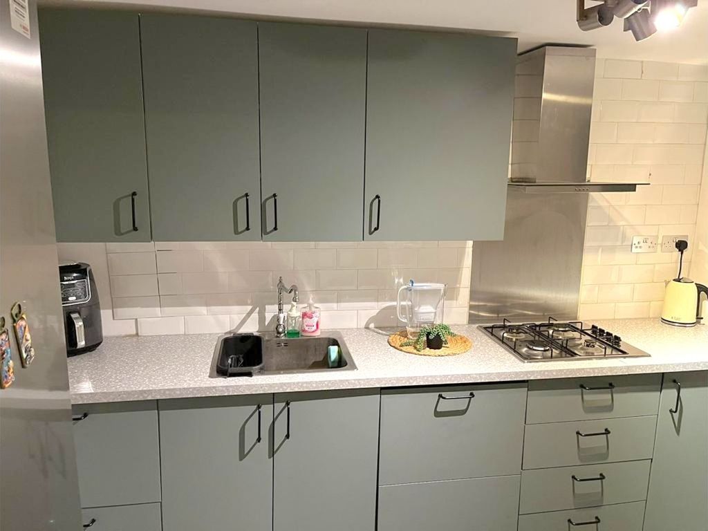 2 bed flat to rent in Bray Road, London NW7, £2,100 pcm