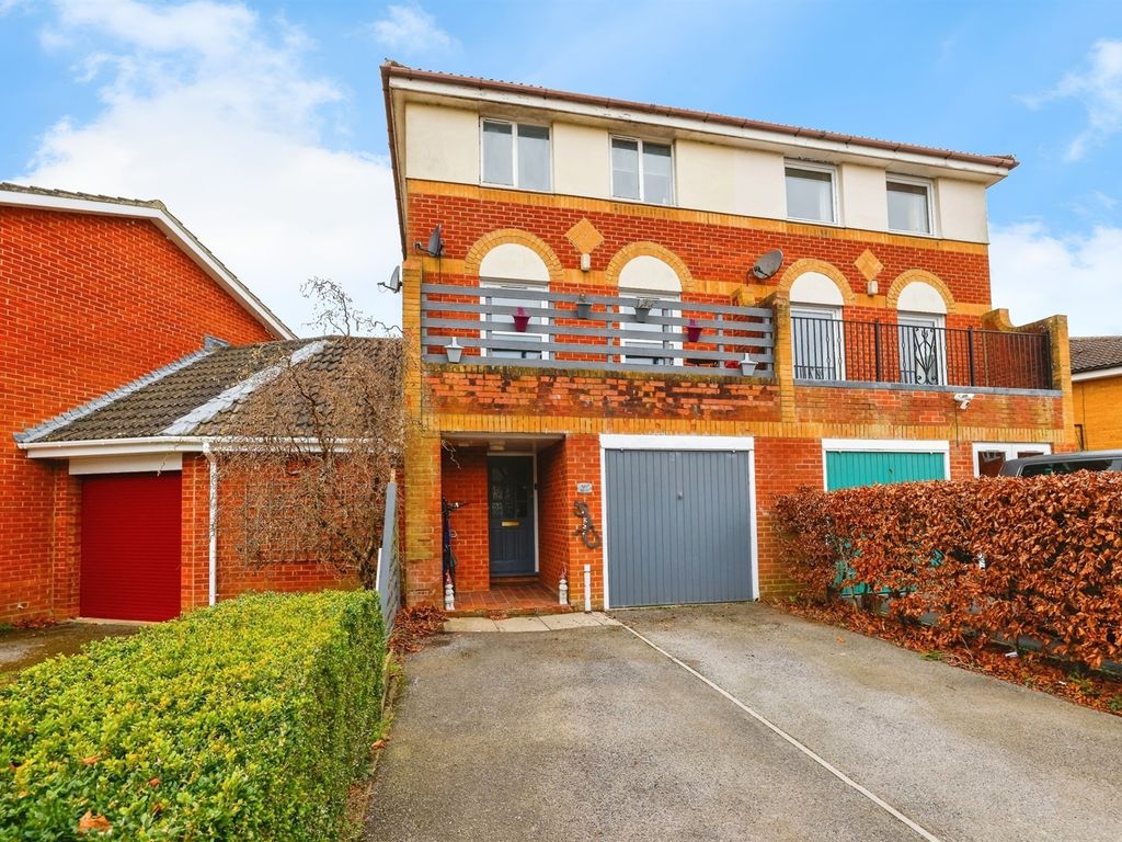 4 bed town house for sale in Willow Drive, Devizes SN10, £365,000