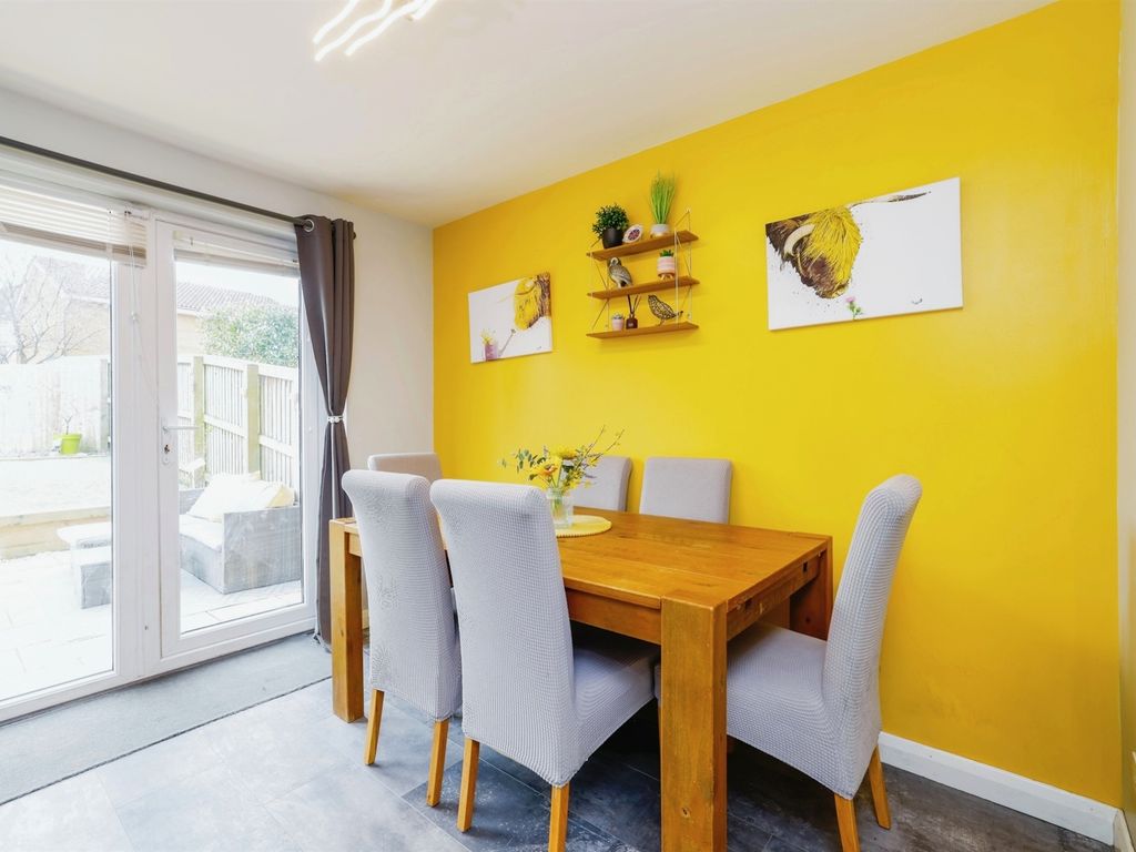 4 bed town house for sale in Willow Drive, Devizes SN10, £365,000