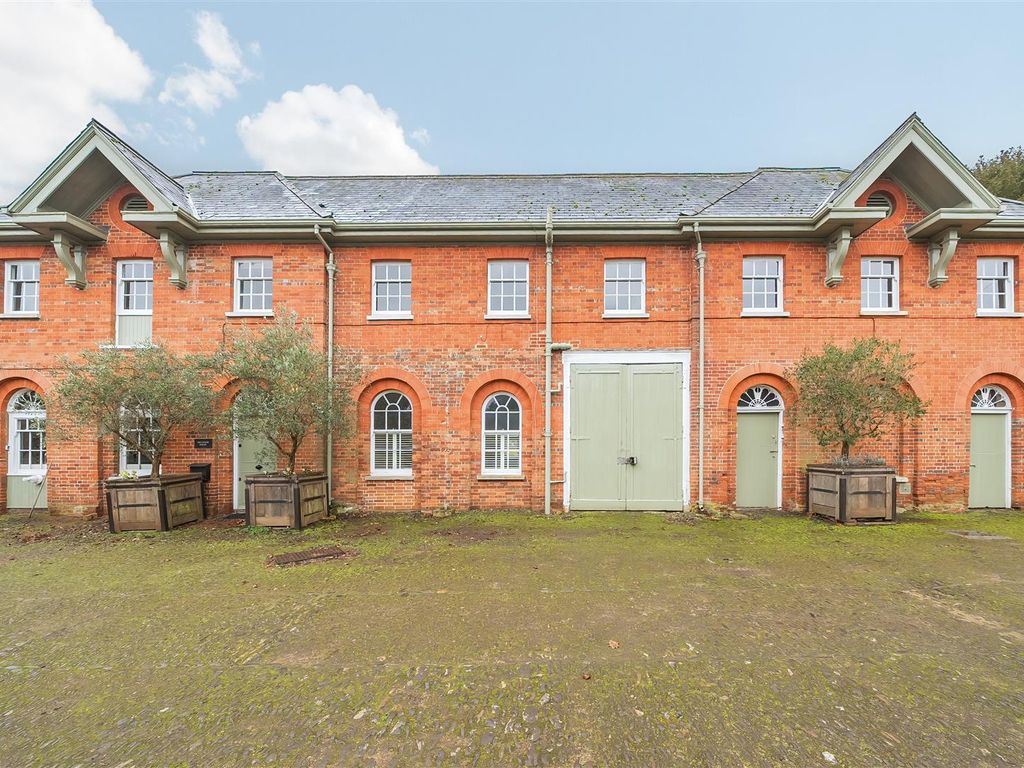 5 bed detached house to rent in Elstead Road, Seale, Farnham GU10, £4,000 pcm