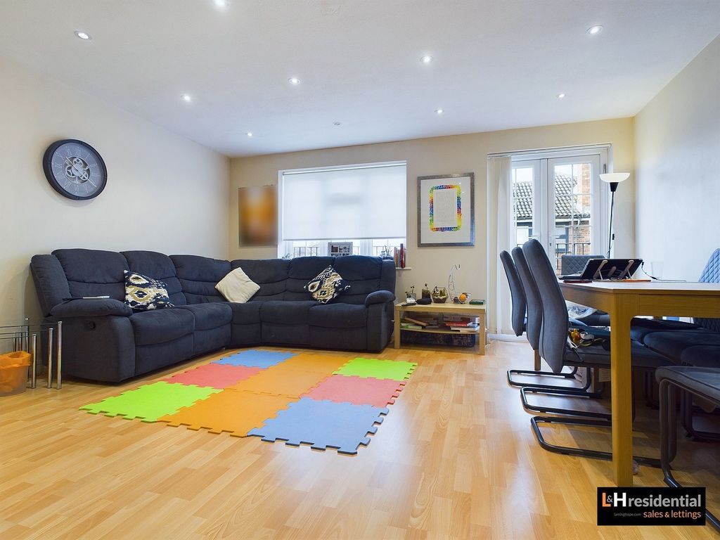 2 bed maisonette for sale in Kingsley Avenue, Borehamwood WD6, £385,000