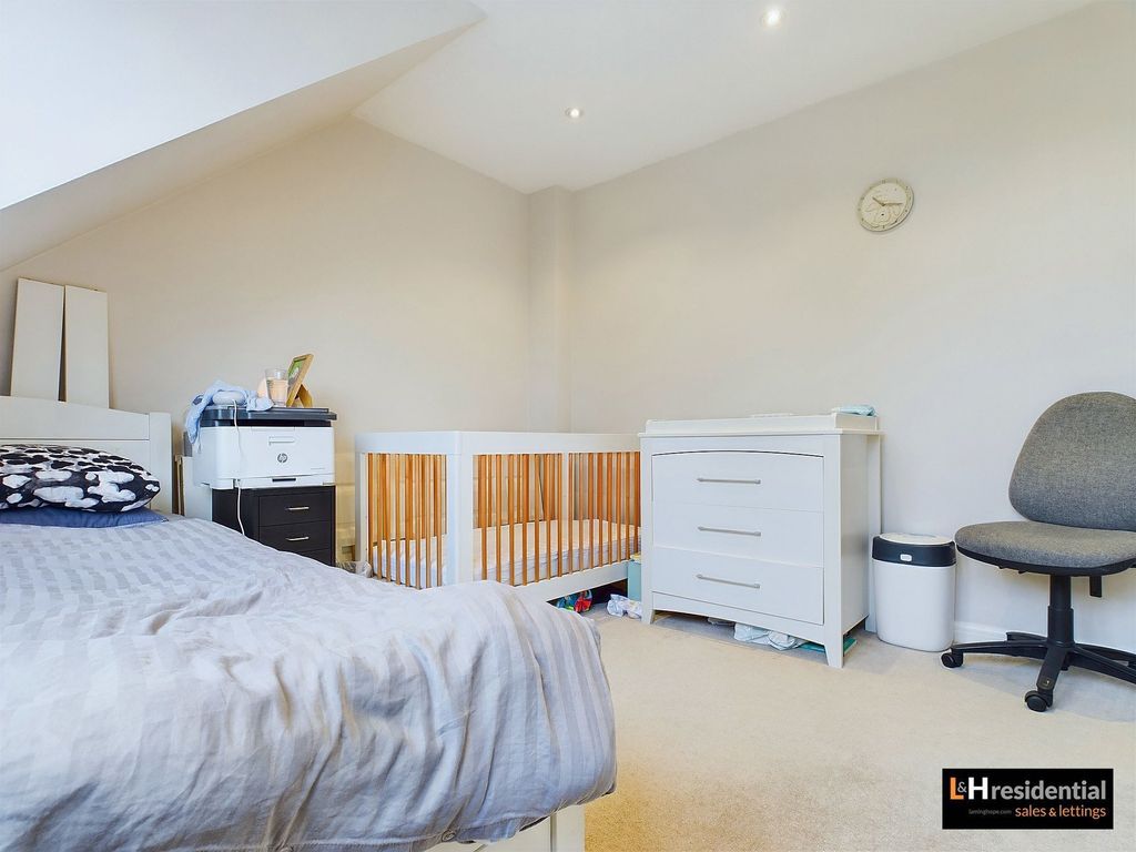 2 bed maisonette for sale in Kingsley Avenue, Borehamwood WD6, £385,000