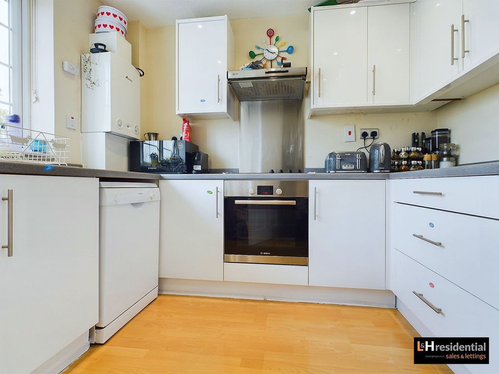 2 bed maisonette for sale in Kingsley Avenue, Borehamwood WD6, £385,000