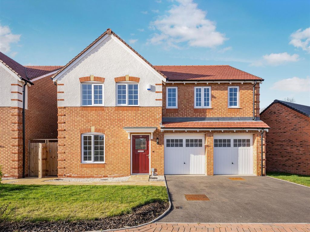 5 bed detached house for sale in Meteor Way, Southam CV47, £570,000