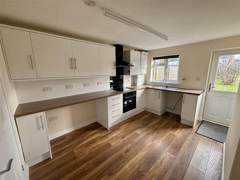 3 bed semi-detached house to rent in Smedley Close, Ashby-De-La-Zouch LE65, £1,100 pcm