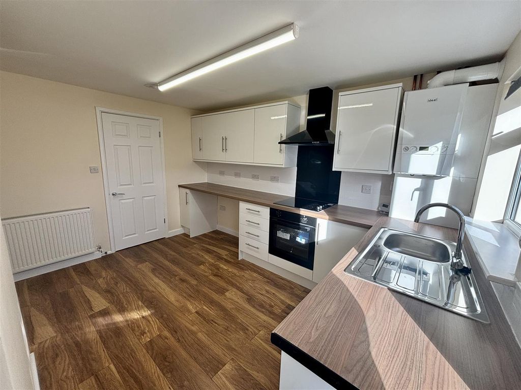 3 bed semi-detached house to rent in Smedley Close, Ashby-De-La-Zouch LE65, £1,100 pcm