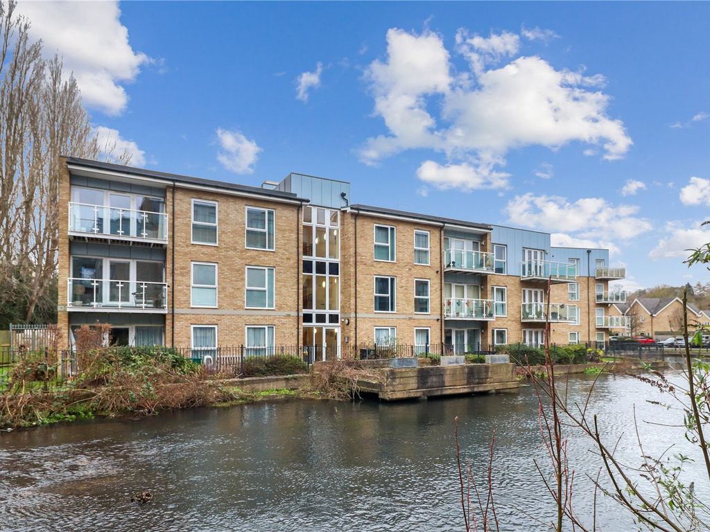 2 bed flat for sale in Croxley Road, Nash Mills, Hemel Hempstead HP3, £310,000