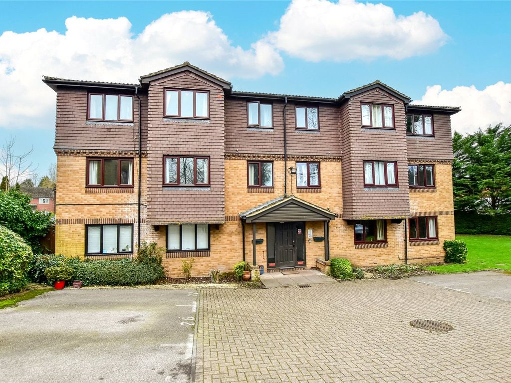 2 bed flat for sale in Tylersfield, Abbots Langley WD5, £275,000