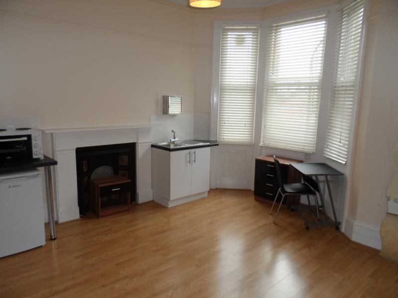 Studio to rent in St Aubyns, Hove BN3, £700 pcm