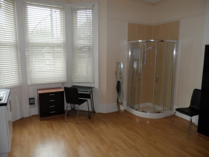 Studio to rent in St Aubyns, Hove BN3, £700 pcm