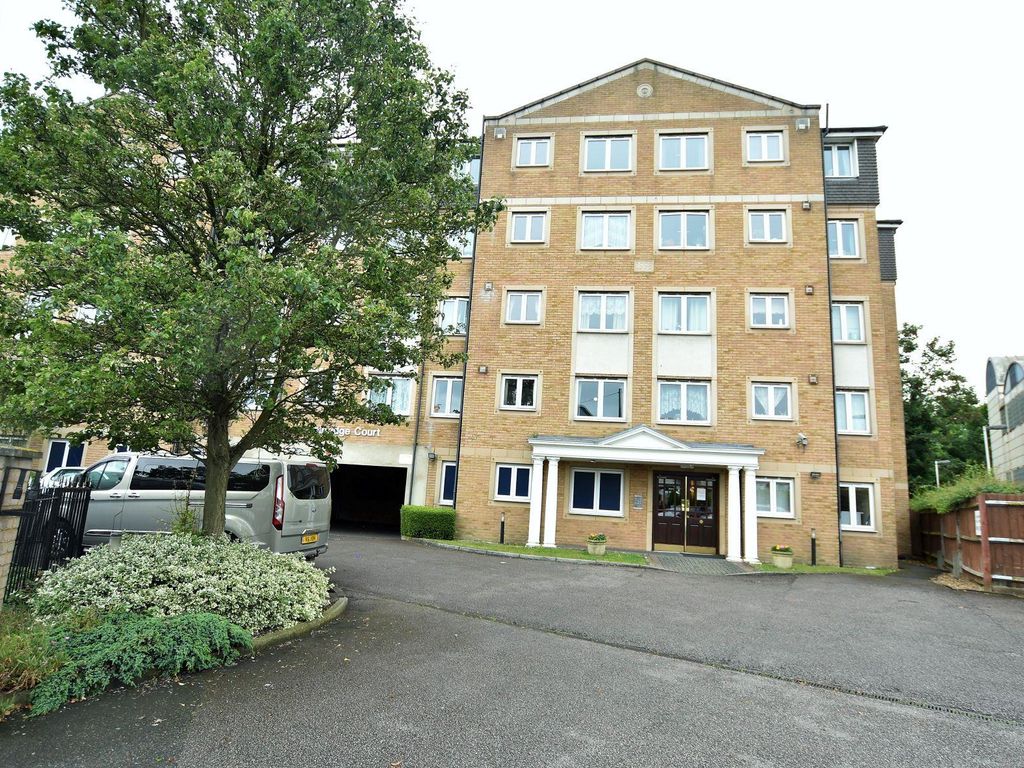 1 bed flat for sale in Felbridge Court, High Street, Feltham, Middlesex TW13, £125,000