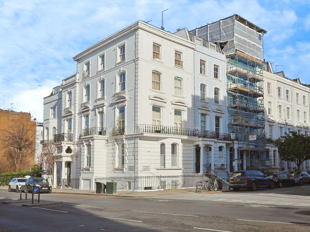2 bed flat for sale in Arundel Gardens, London W11, £1,250,000
