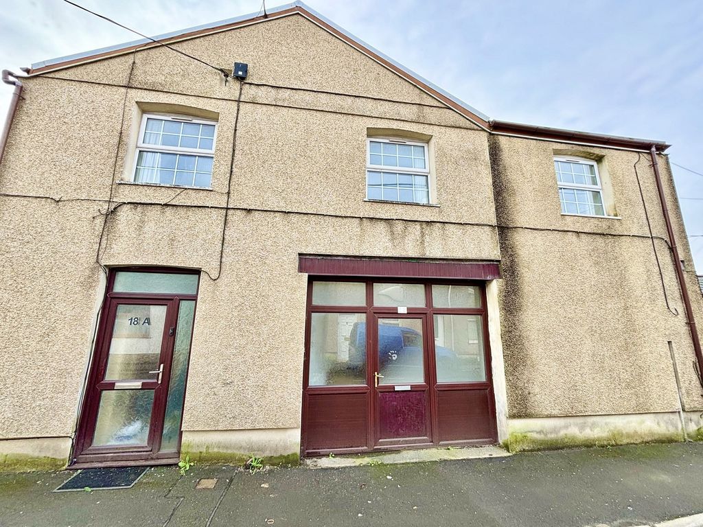 3 bed flat to rent in Elias Street, Neath, Neath Port Talbot. SA11, £800 pcm