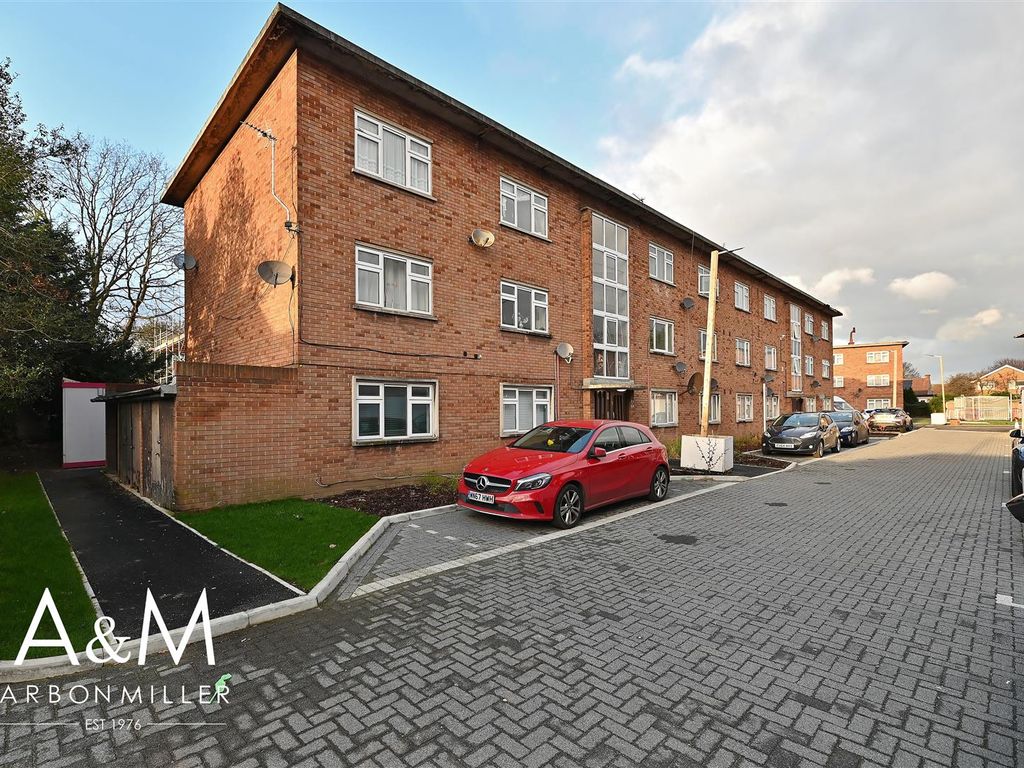 2 bed flat for sale in Little Gearies, Cranbrook Road, Ilford IG6, £290,000
