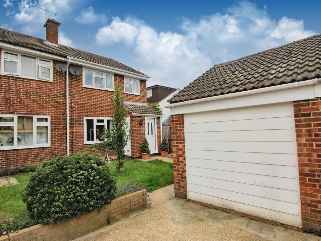 3 bed end terrace house for sale in Rayfield Close, Barnston, Dunmow CM6, £375,000