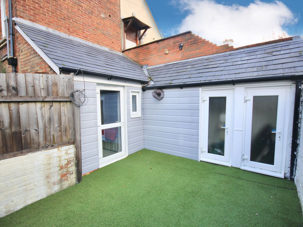 1 bed flat for sale in Ashley Road, Poole BH14, £140,000
