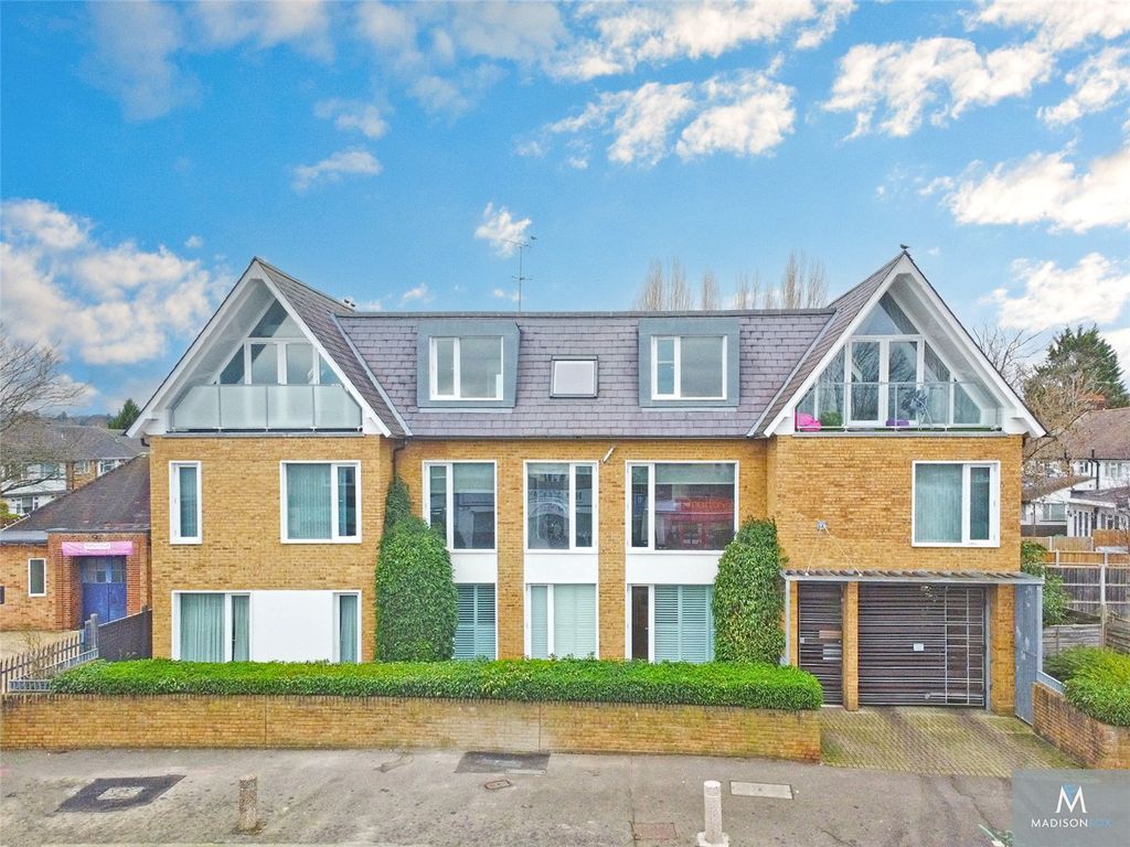 2 bed flat for sale in Valley Hill, Loughton, Essex IG10, £350,000