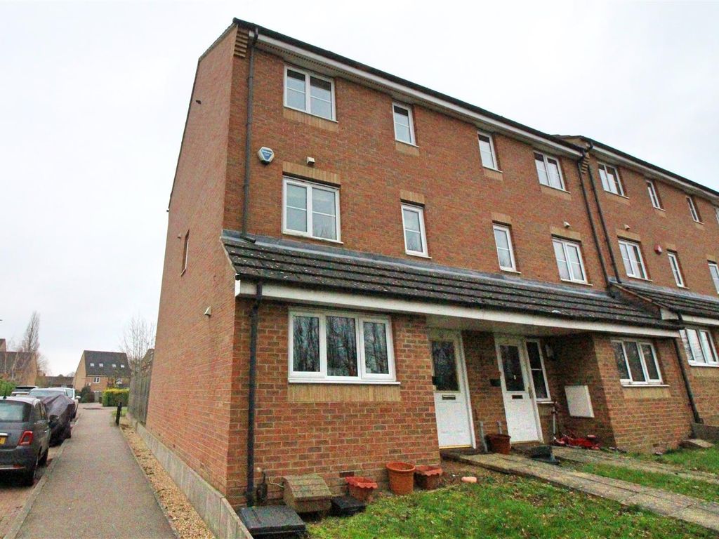 4 bed town house to rent in Alconbury Close, Borehamwood WD6, £2,750 pcm