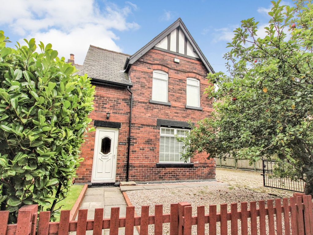 4 bed farmhouse for sale in Moss Lane, Blackrod BL6, £350,000