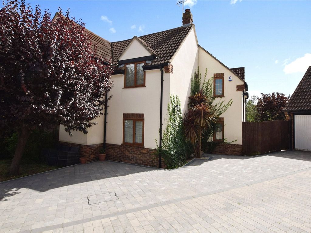 5 bed detached house to rent in Troubridge Close, South Woodham Ferrers, Essex CM3, £2,750 pcm