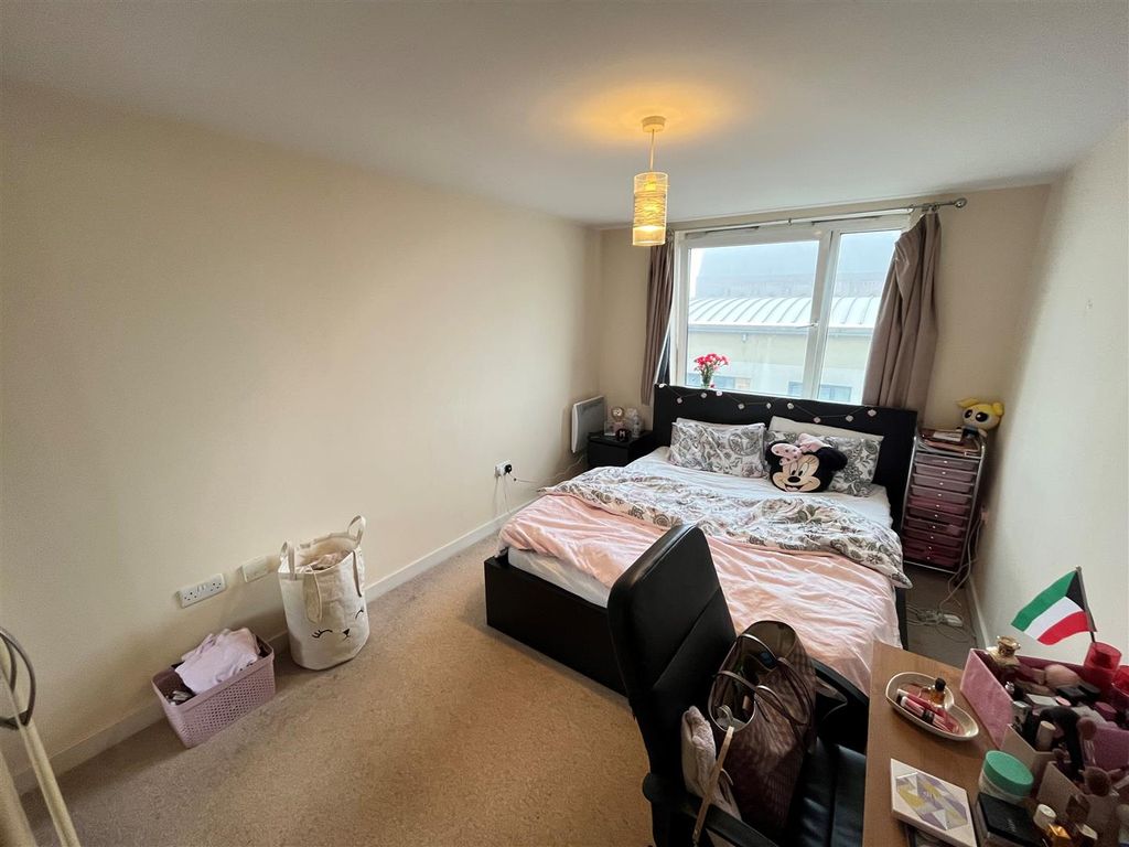 1 bed flat for sale in Kingscote Way, Brighton BN1, £275,000