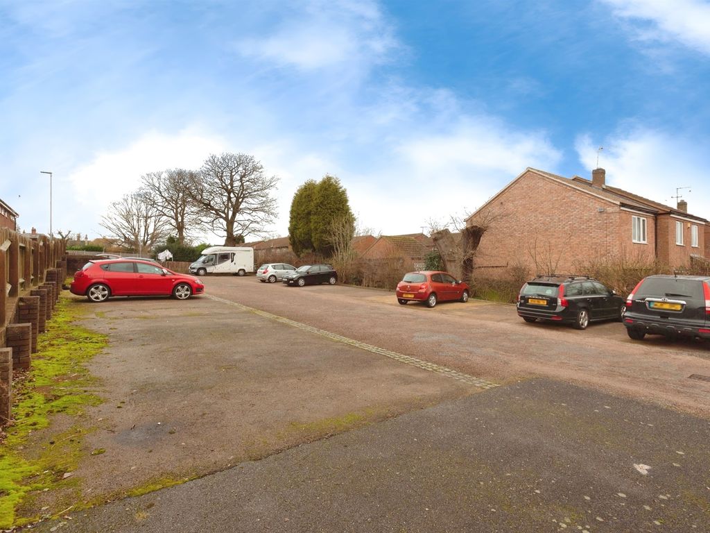 2 bed flat for sale in Nook Close, Shepshed, Loughborough LE12, £120,000