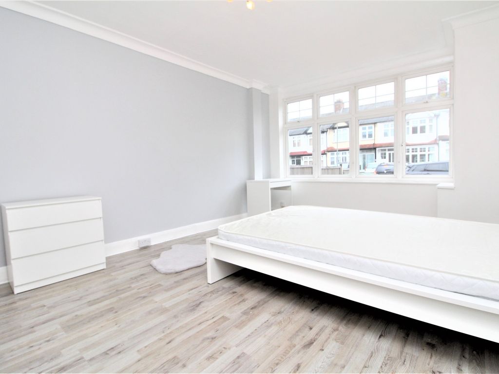 Room to rent in Abbots Way, Beckenham BR3, £900 pcm