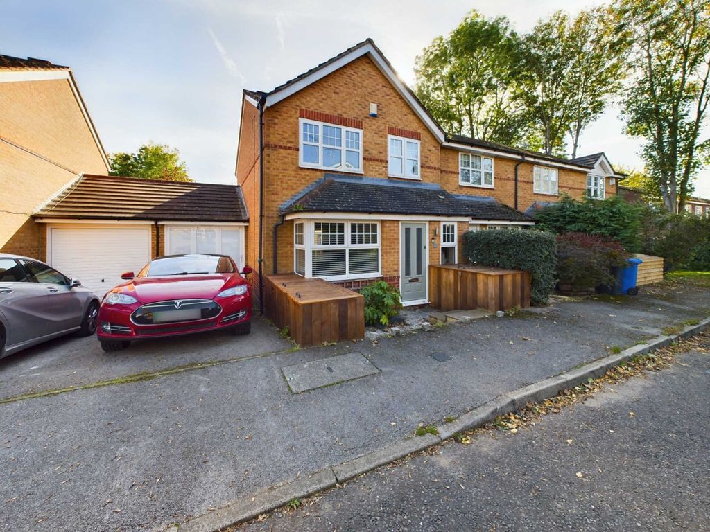 3 bed end terrace house for sale in Kiln Croft Close, Marlow SL7, £595,000