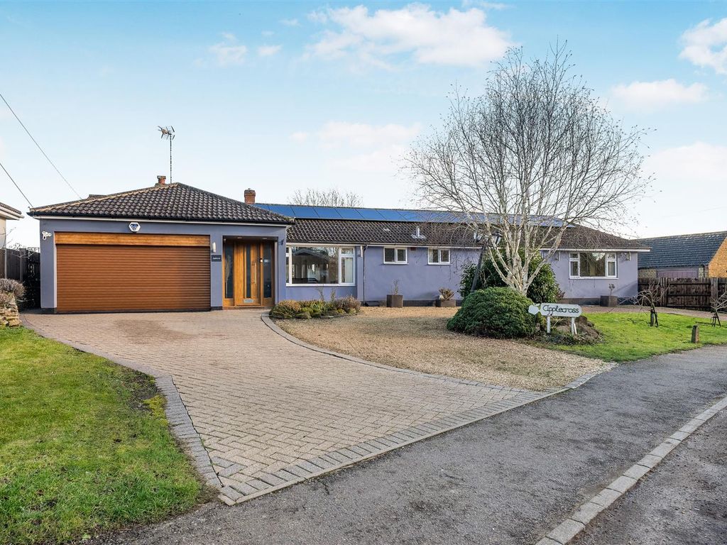4 bed detached bungalow for sale in Broadwell, Rugby CV23, £650,000
