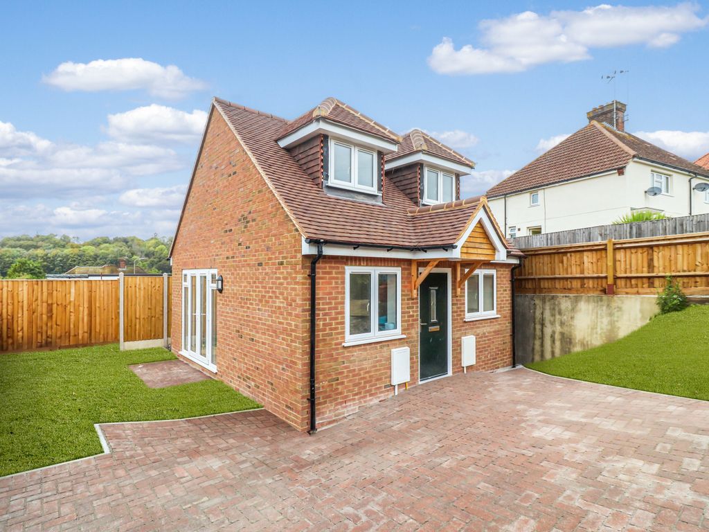 1 bed detached house for sale in Rowan Avenue, High Wycombe HP13, £300,000