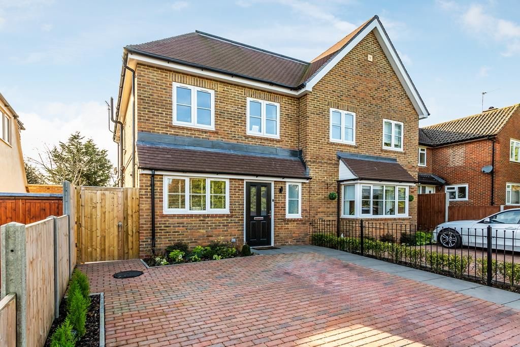 4 bed property for sale in Mole Road, Fetcham KT22, £699,950