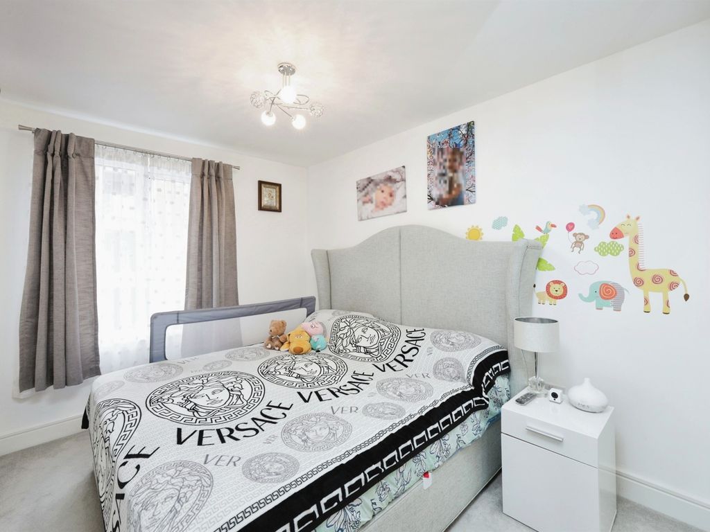 2 bed flat for sale in Rutland Street, High Wycombe HP11, £350,000